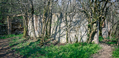 Zsíroshegyi turistaház romjai