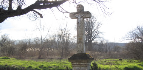 Kőkereszt a Kossuth utca végén