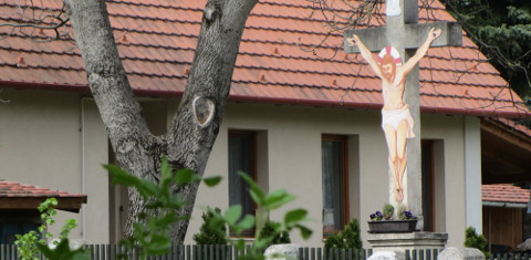 Kőkereszt a kastéllyal szemben